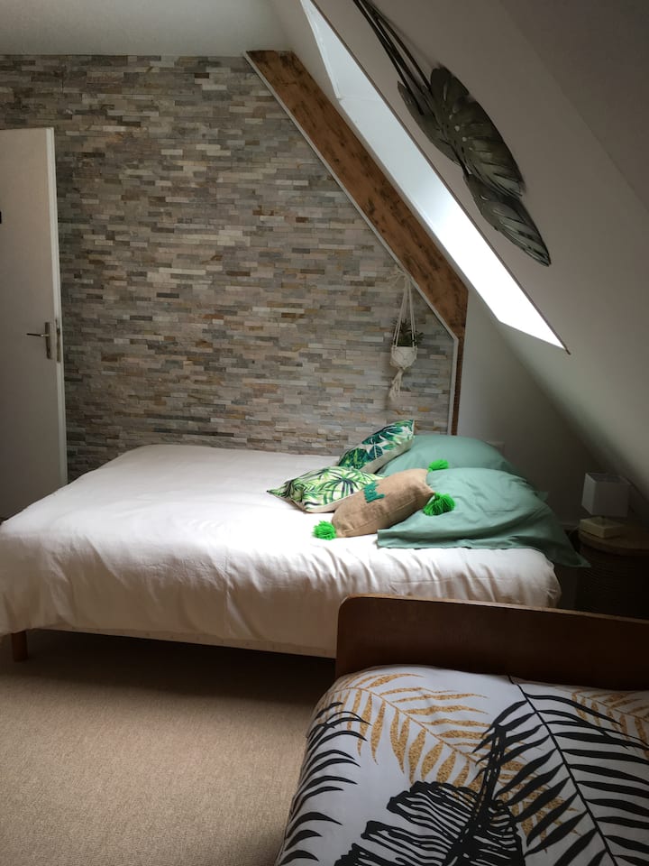 Chumba cha kulala cha 3 ghorofani na kitanda cha watu wawili na kitanda cha mtu mmoja