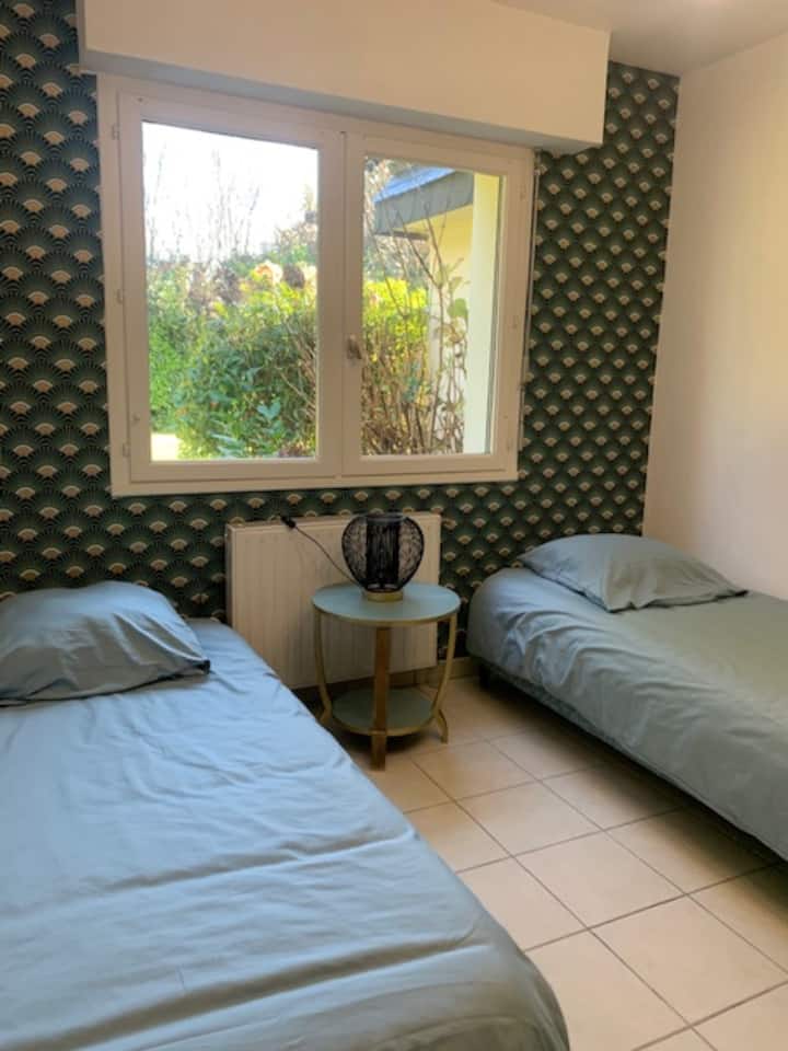 Chumba cha kulala cha 2 kwenye ghorofa ya chini na vitanda 2 vya mtu mmoja