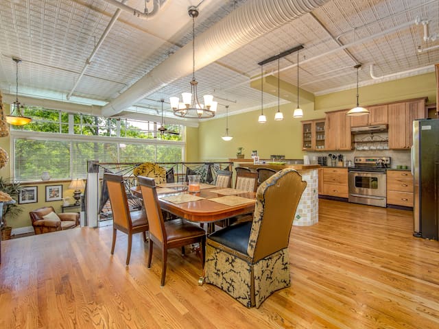 ~5 star Downtown Spacious Retreat at 35 Patton