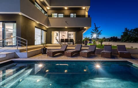 Luxury Villa Evoque with jacuzzi and pool Zadar