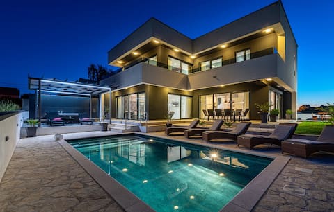Luxury Villa Evoque with jacuzzi and pool Zadar