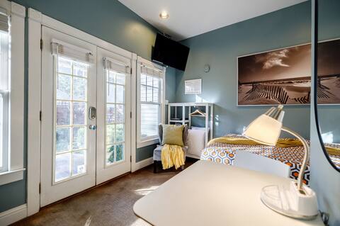 Best Carriage House Studio w/parking!  
