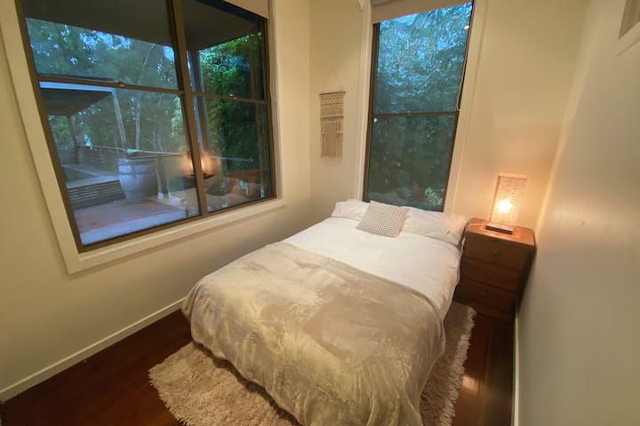 Chambre - lit double super confortable avec couverture électrique sur le jardin et la terrasse.