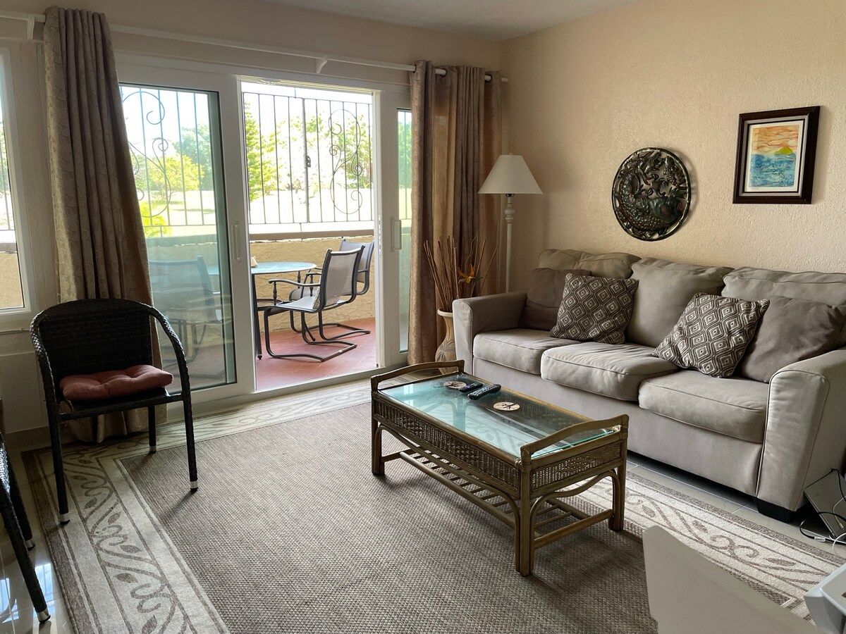 סלון עם גישה לגלריה גדולה.