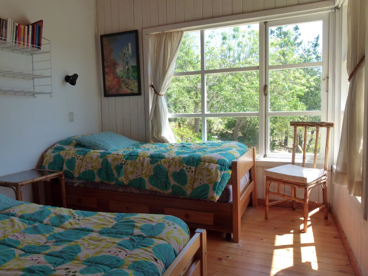 camera con due letti singoli e un terzo in "nido"