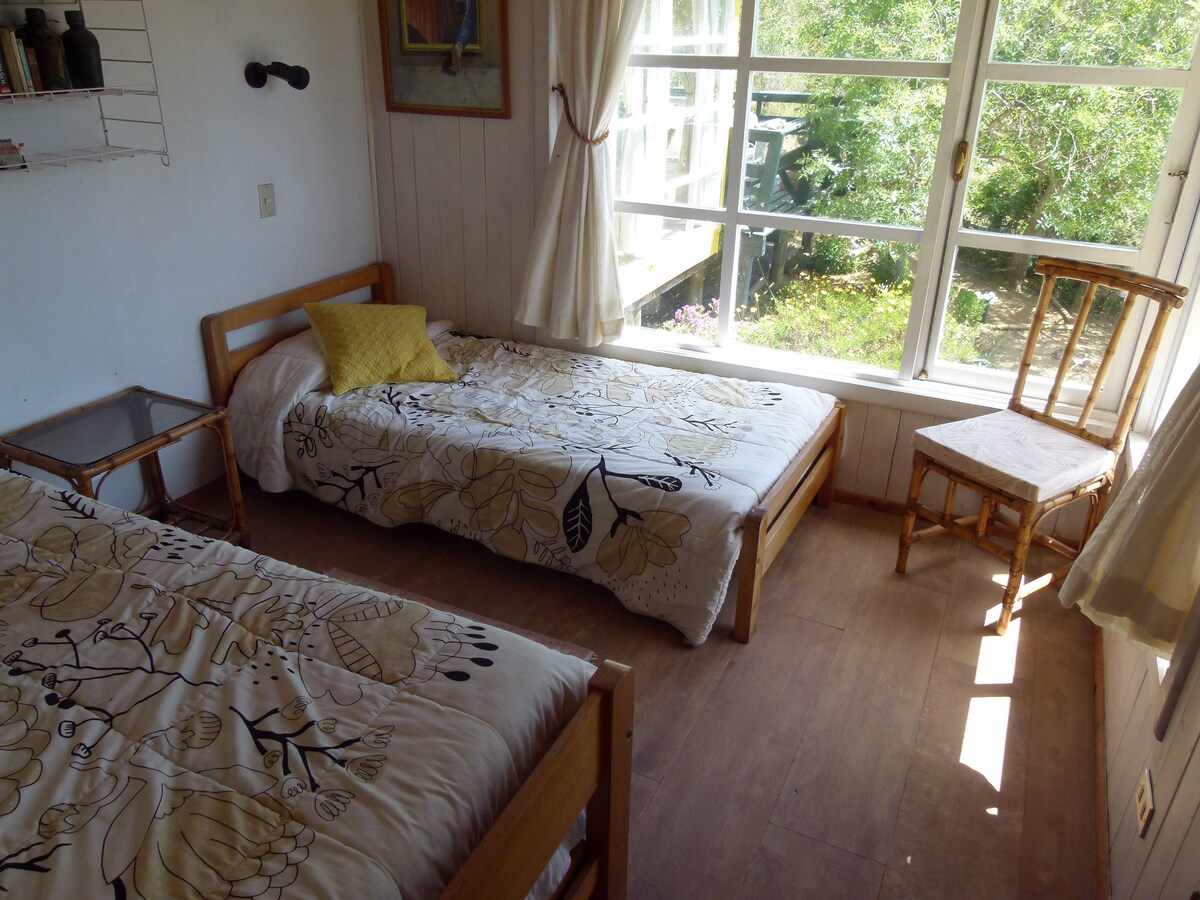 camera con due letti singoli e un terzo in "nido"