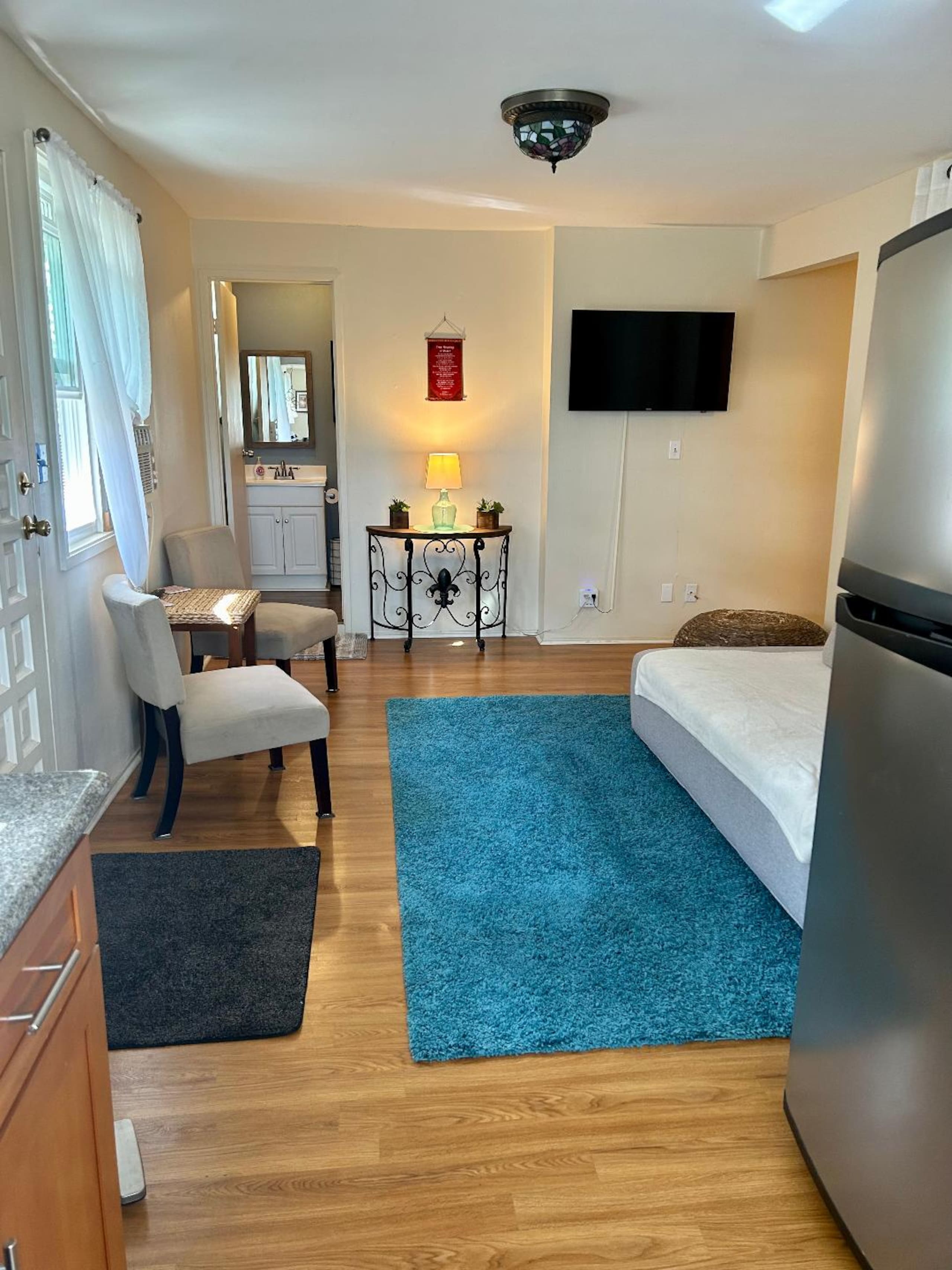 Home in Honolulu · ★4.79 · 2 bedrooms · 2 beds · 1 private bath - Image 6