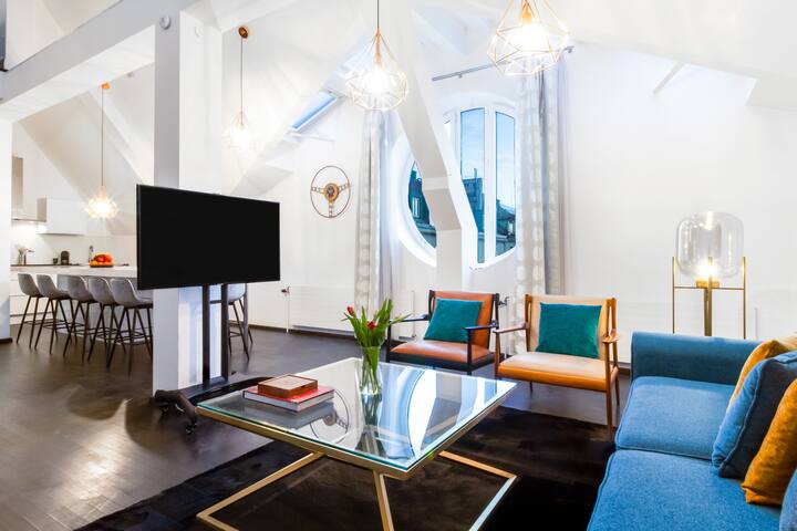 Serene City Center Oasis | Lux Design, ♛Royal Beds