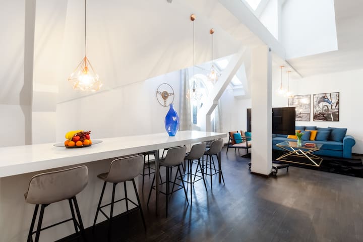 Serene City Center Oasis | Lux Design, ♛Royal Beds gallery image 4