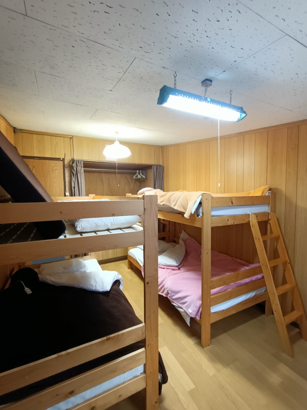 Pondré las sábanas así si te quedas. 
También pongo una manta en invierno.
(Habitación 1)