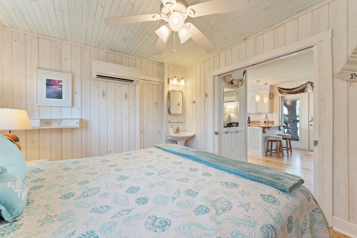 Спална соба со мијалник кој гледа кон водата.