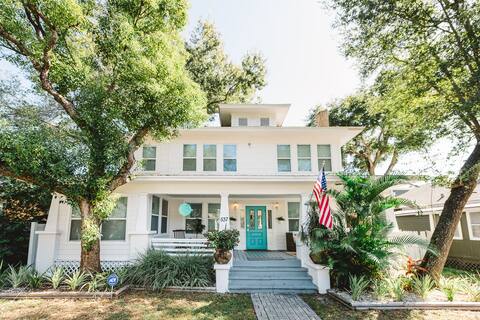 Entire historic downtown guest house: 9 BR!