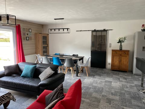 10 MINS FROM FUTUROSCOPE 5 MINS FROM THE LAKE AND GOLF OF ST CYR
