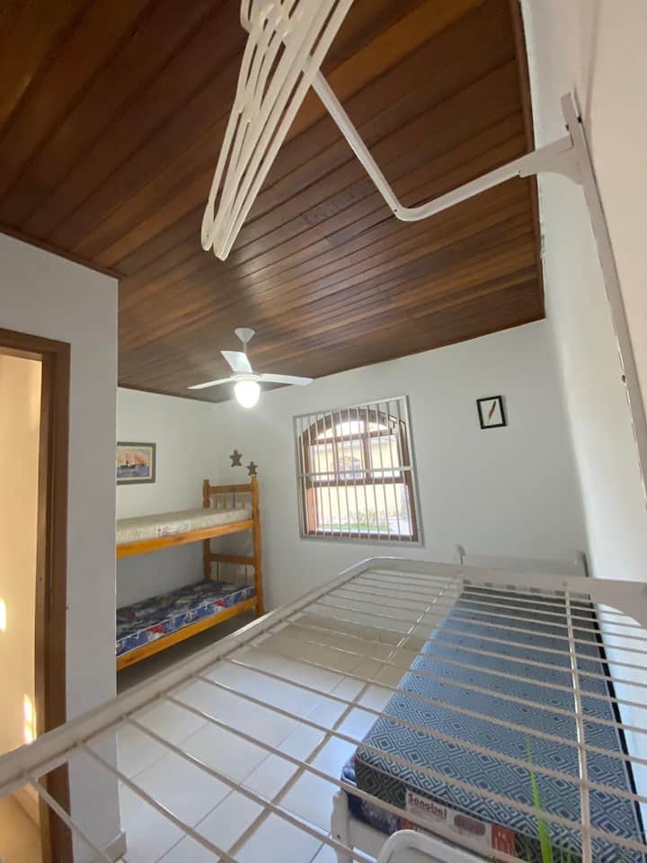 ห้องนอน 3 มีเตียงเดี่ยวและเตียงสองชั้น