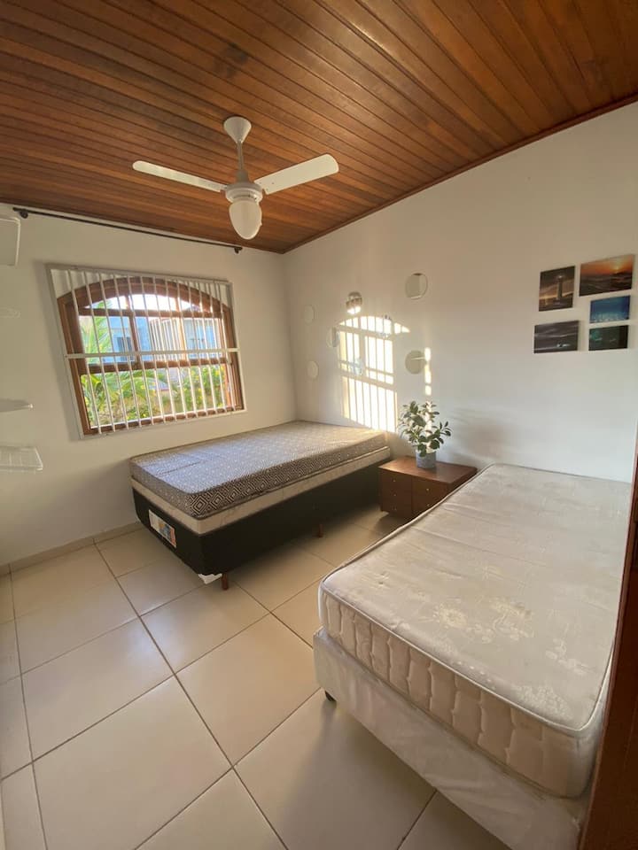 ห้องนอน 1. 1. เตียงคู่ 1 หลังและเตียงเดี่ยว 1 หลังพัดลมเพดาน