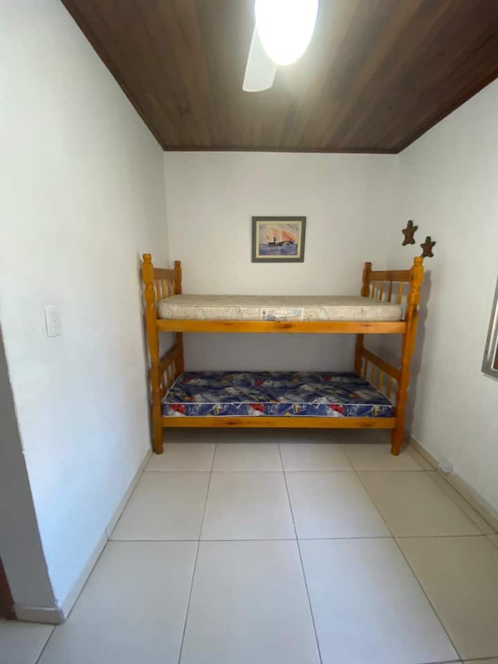 ห้องนอน 3 มีเตียงเดี่ยวและเตียงสองชั้น