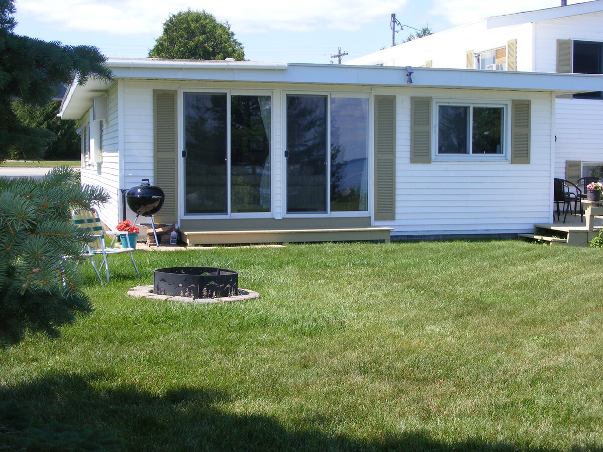 The Bhombay Beach House on Sandy Lake Huron! Cottages for Rent in St