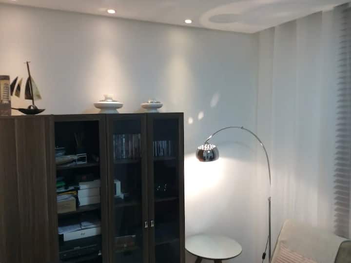 Домашна канцеларија и 2-ра. Прилагоден студентски дом со кауч за парови