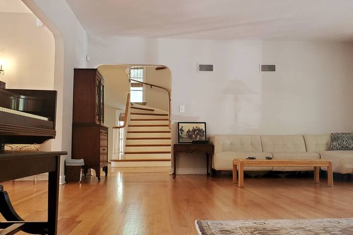 Huge Bright Corner Home on Chicago’s North Side gallery image 2