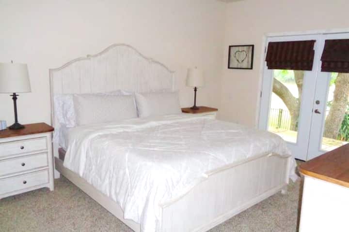 غرفة نوم رئيسية جميلة مع مرتبة علوية.