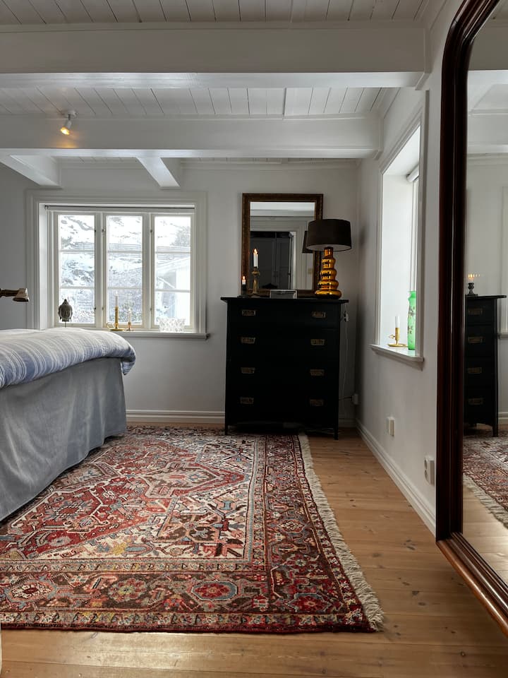 Spálňa 1
Vstup do jednej zo spální. Zahŕňa  zrkadlo na celé telo.