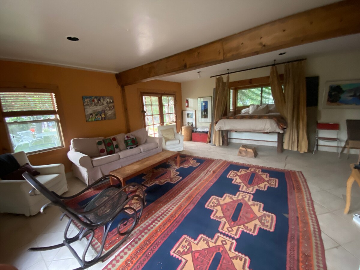 Семејна соба на долниот кат со брачен кревет (широк 150-179 см).  Каучот е заменет со кревет/кауч на кој може да се сместат уште двајца.  Марокански килимски килими на подот.