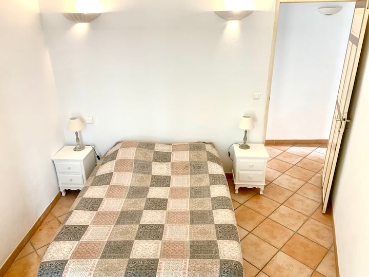 El segundo dormitorio con una cama matrimonial.