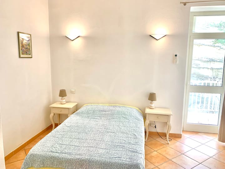 El primer dormitorio con una cama suave