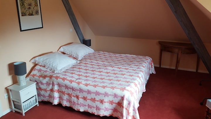 חדר שינה עם מיטת קינג סייז.