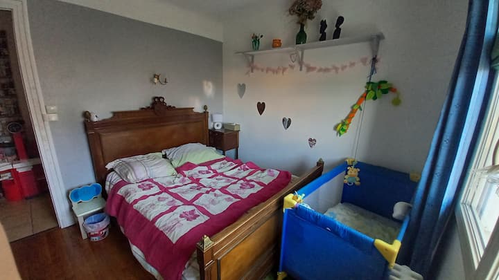 חדר שינה עם מיטה זוגית ומיטה מתקפלת 