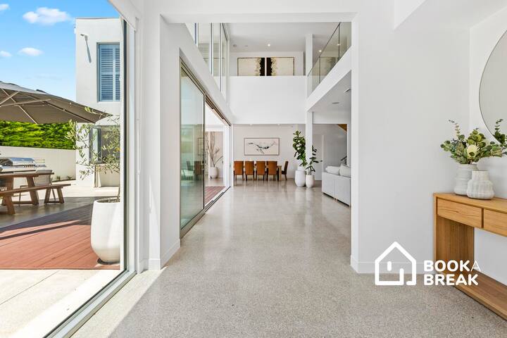 Opulence on Olive – Luxury Opposite Yacht Club gallery image 2