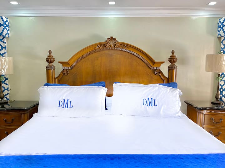 غرفة النوم الرئيسية - سرير كبير