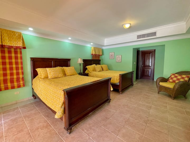 غرفة النوم الثانوية - سريران كبيران/خزانة ملابس وحمام داخلي