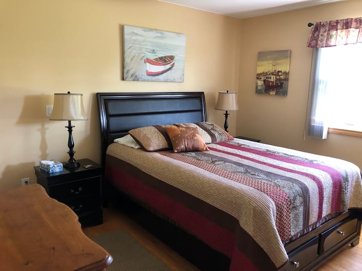 ห้องนอนใหญ่พร้อมห้องน้ำในตัวเตียงควีนไซส์