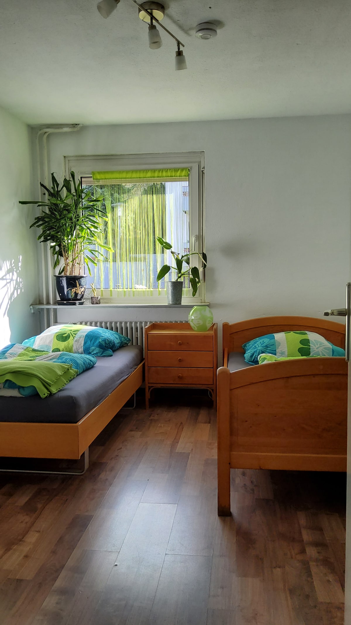 една соба со два единечни кревета .
Биро  и две столици. 