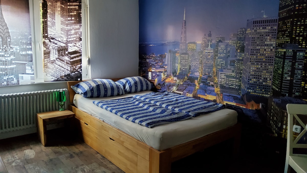 Двоен кревет 1,4m x 2,0m
Биро и две столици.
