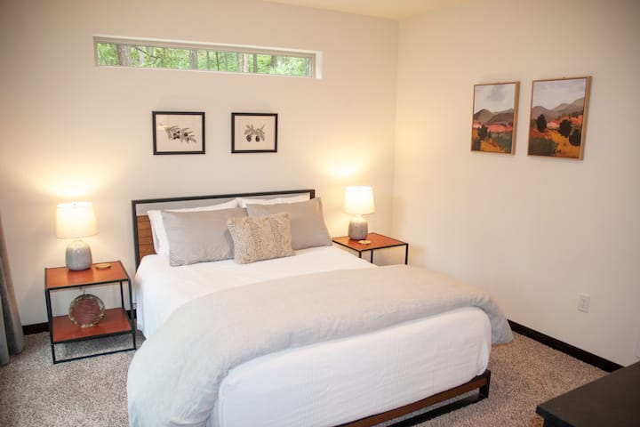 Spálňa #1: matrac z pamäťovej peny Queen, komoda, skriňa s vešiakom na batožinu a veľkými oknami.