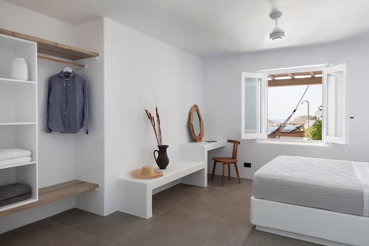 Desearía que estuvieras aquí, dormitorio con vistas al mar y a la piscina. 