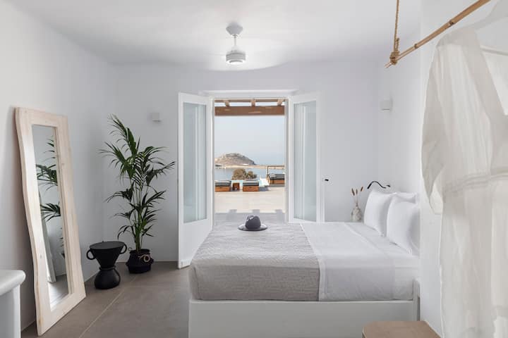 Dormitorio principal junto a la piscina.