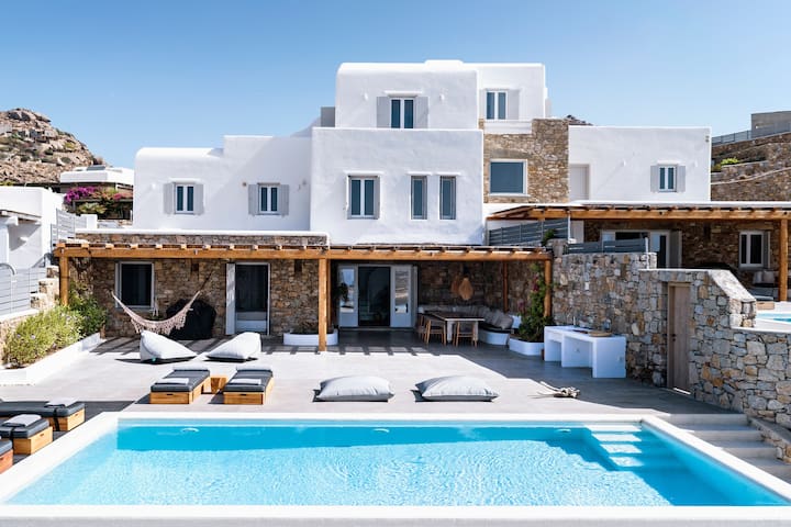 Agapi 2′ walk to the beach, by Red Windmill Villas