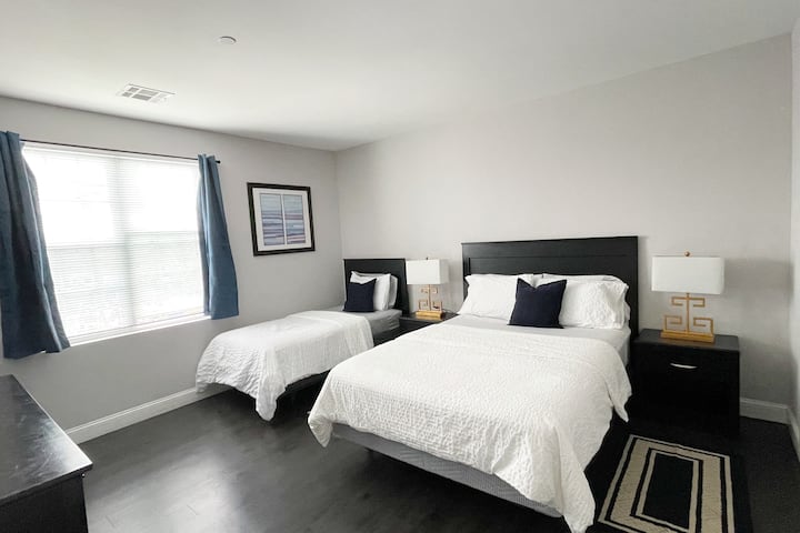 2bed/2bath Apt at Waltham Landing. Middle Unit