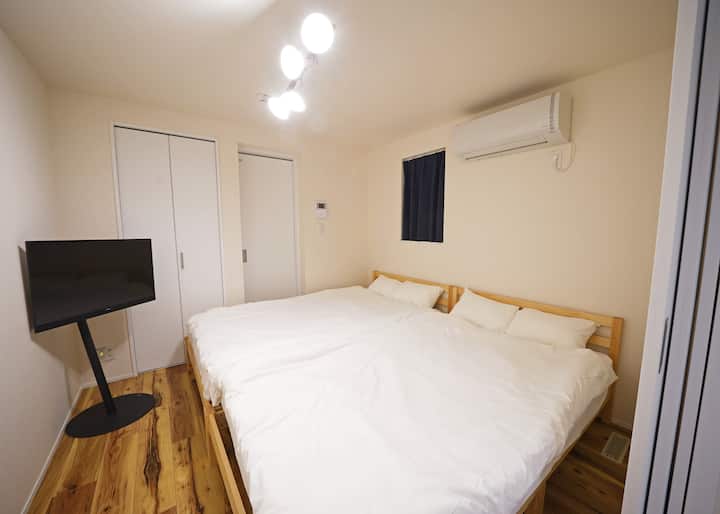 Bedroom area with 2 semi-double beds. There is also a flat-screen TV so you can watch movies while lying down.
セミダブルベッド2台の寝室エリア。薄型TVもあるので横になりながら映画鑑賞も可能。