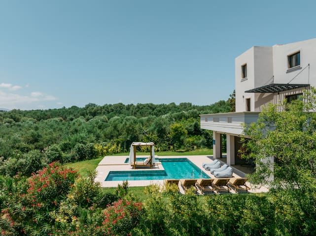 Olvini Villa: View, Pool, BBQ, Garden, Playground