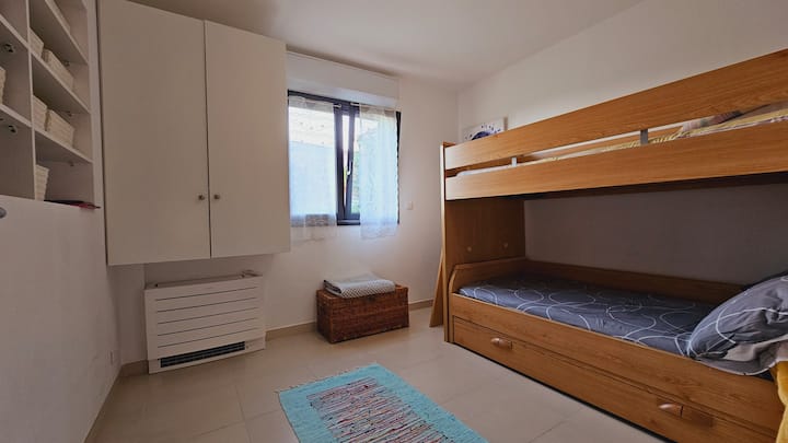 ห้องนอนสำหรับเด็กเตียงสองชั้น 90x200
มีเตียงเด็กให้ 