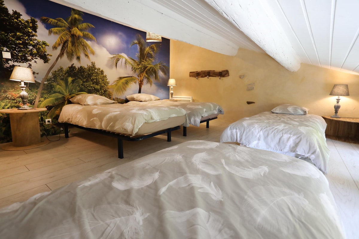 Обща стая с 4 единични легла и изглед към градината и басейна с лагуна