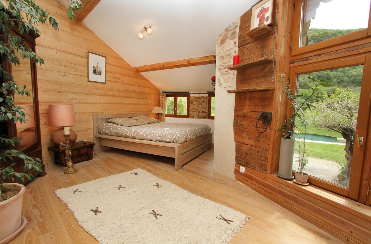 Главен апартамент с изглед към градината и басейна с лагуна. Самостоятелна баня с вана 