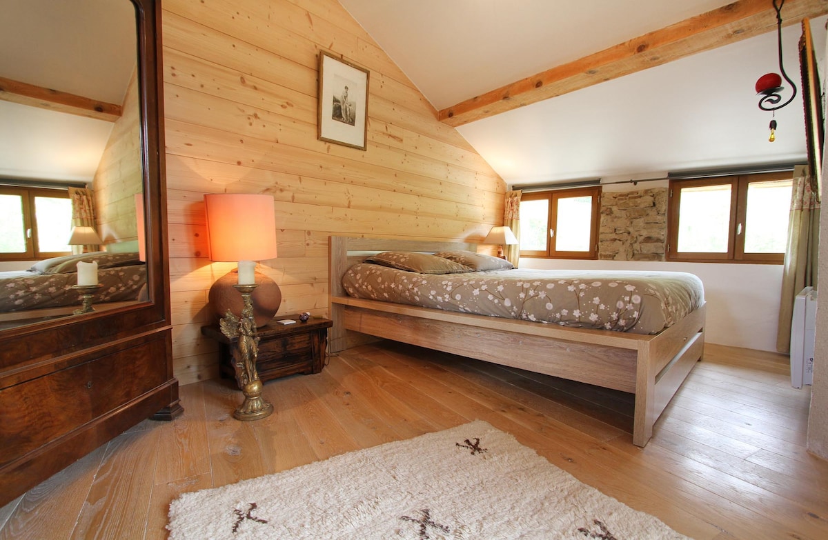 Главен апартамент с изглед към градината и басейна с лагуна. Самостоятелна баня с вана 