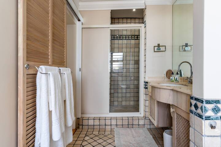 LOCATION LOCATION LOCATION, the GLITZY part of CPT gallery image 5