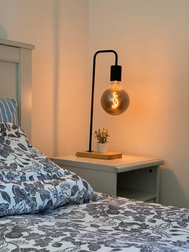 מנורה בחדר השינה הראשי