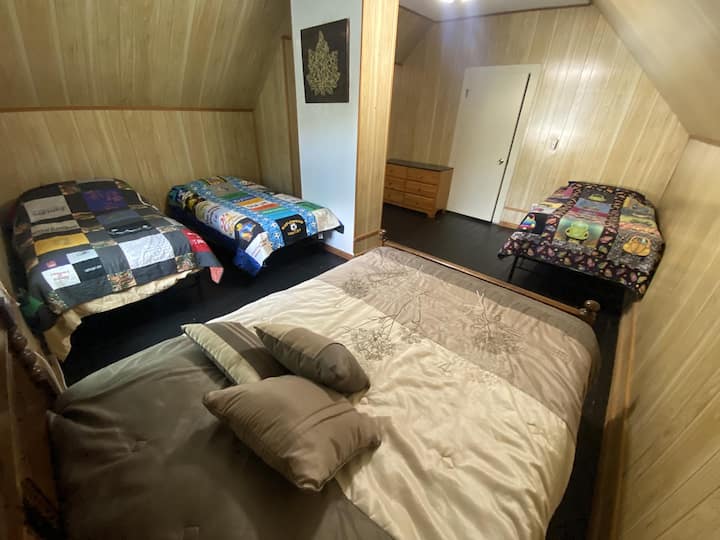 Bedroom 3 - One full, three singles